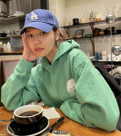 '정경호♥' 수영, 달달한 눈빛…카페에서 데이트 하나 [TEN★]