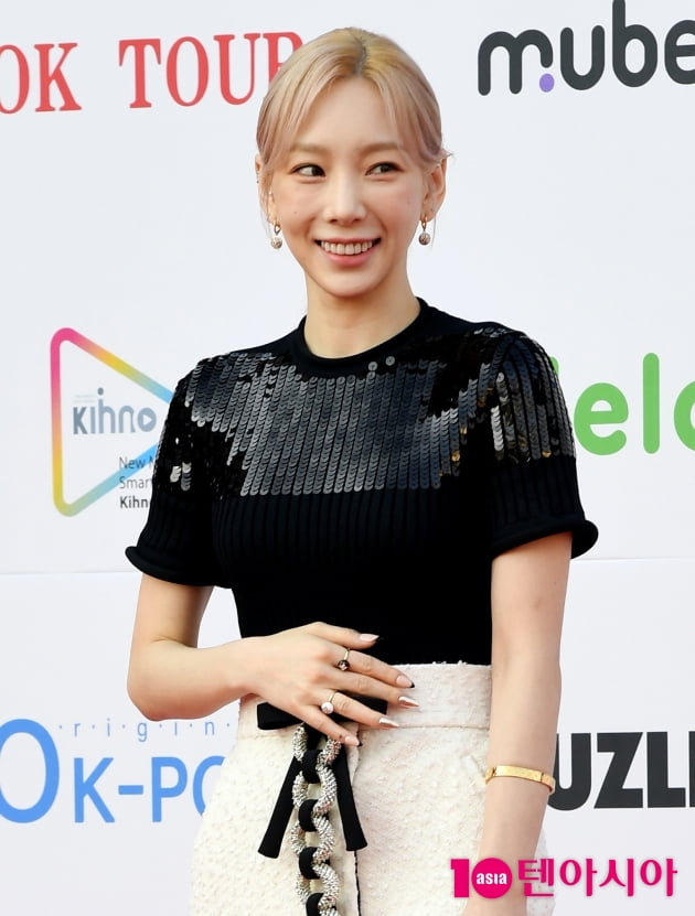 [TEN 포토] 태연 '팬들에게 꽃미소'