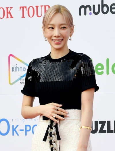 [TEN 포토] 태연 '팬들에게 꽃미소'