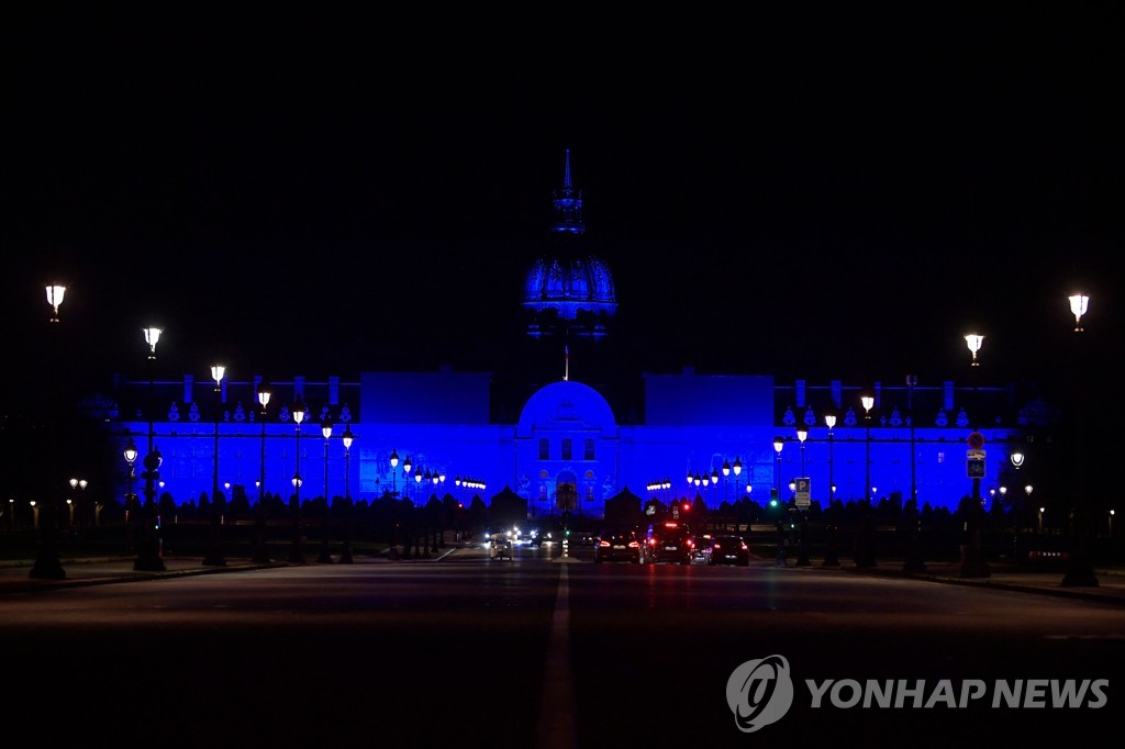 [월드＆포토] 에펠탑도, 개선문도, 팡테옹도 파랗게 빛난 새해 첫날