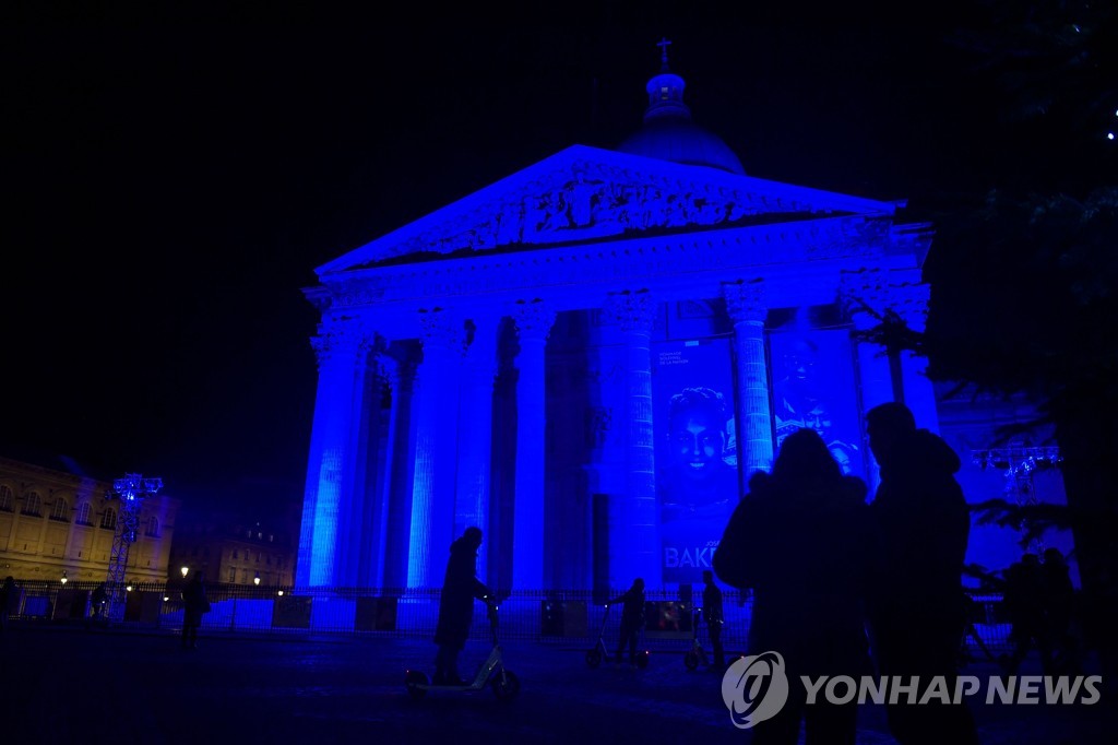 [월드＆포토] 에펠탑도, 개선문도, 팡테옹도 파랗게 빛난 새해 첫날