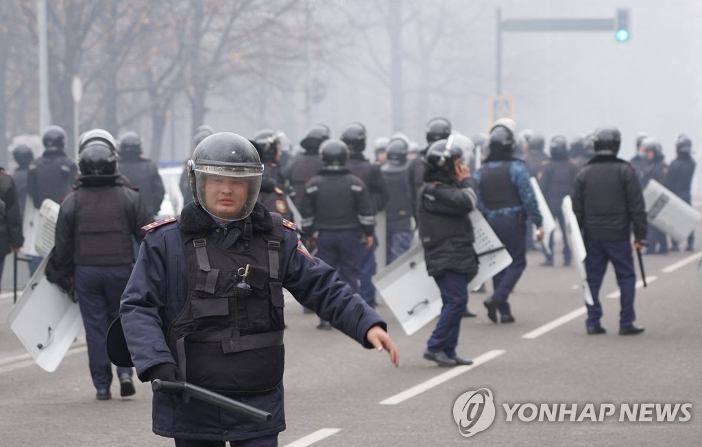 카자흐, 연료가 폭등 항의시위 격화…"시위 진압 보안요원 사망"(종합2보)