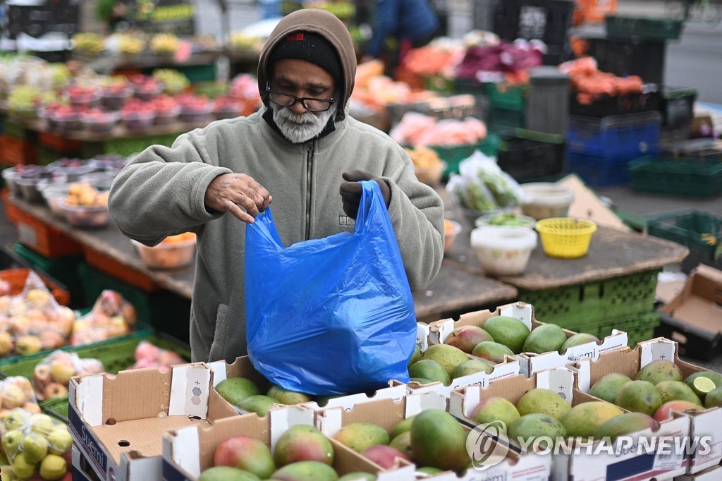 영국 지난달 물가상승률 5.4%로 30년 만에 최고…더 오를듯