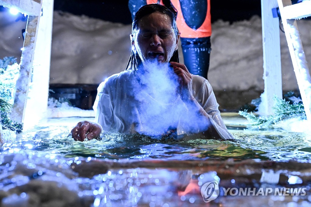 [월드&포토] -20℃ 얼음물 속에서의 신앙고백