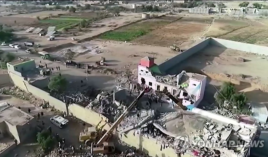 예멘 반군지역 공습 때 수용소에도 폭탄…"100명 이상 사상"(종합)