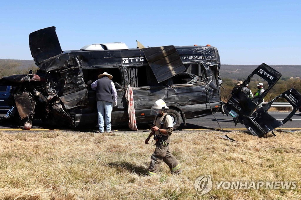 멕시코서 성지순례객 태운 버스 전복…13명 사망