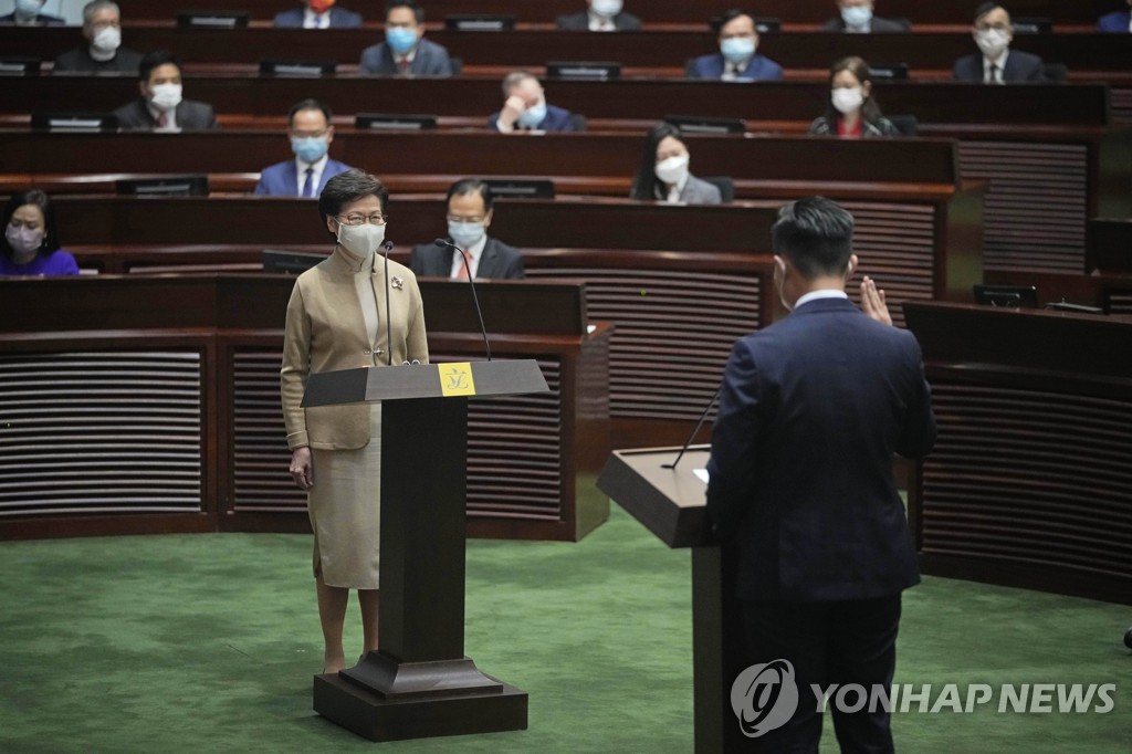 홍콩언론 폐간 도미노 속 친중진영 장악 홍콩의회 충성선서