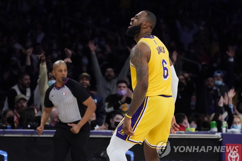 제임스＋몽크 55점…NBA 레이커스, 새크라멘토 꺾고 3연승