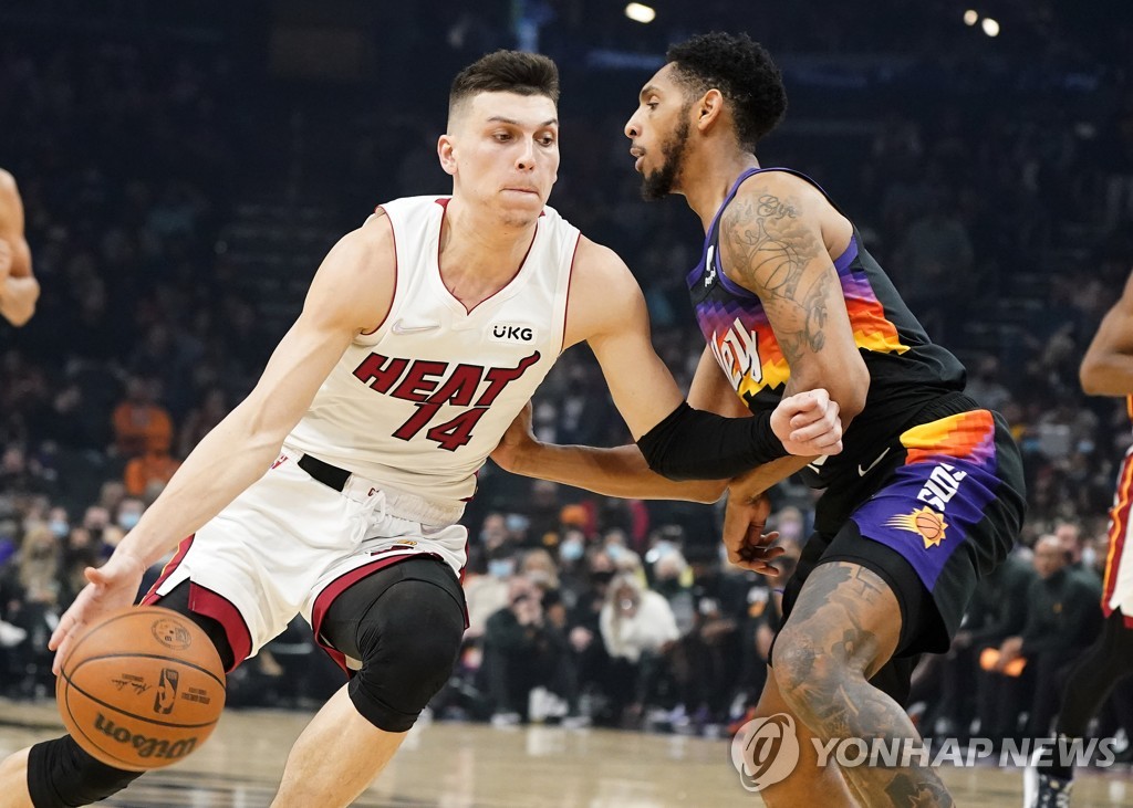 헤로·로빈슨 60점 합작…마이애미, NBA 선두 피닉스 잡고 2연승