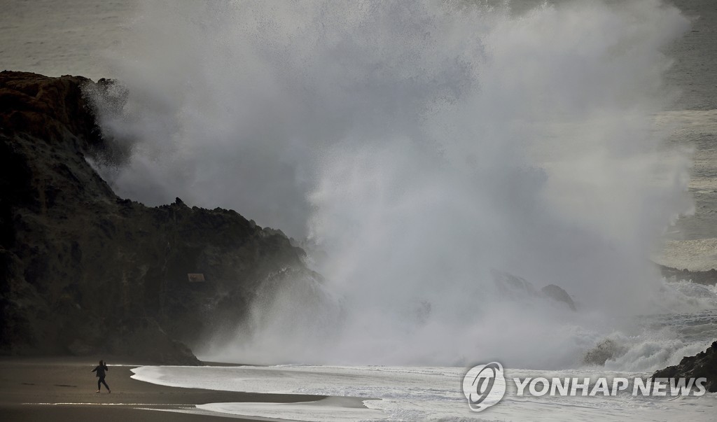 통가 해저화산 폭발에 1만㎞ 밖 페루 해안서 2명 익사