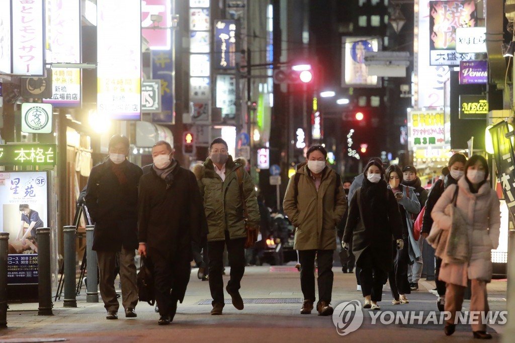 일본, 코로나 폭증에 또 의료위기…"젊은이는 검사 생략하자"