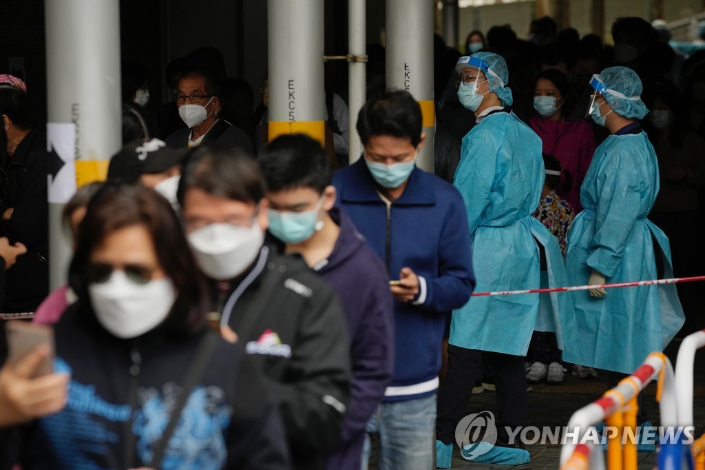 언론 앞서 마스크 벗은 캐리람 "코로나 심각한 상황 알리려"