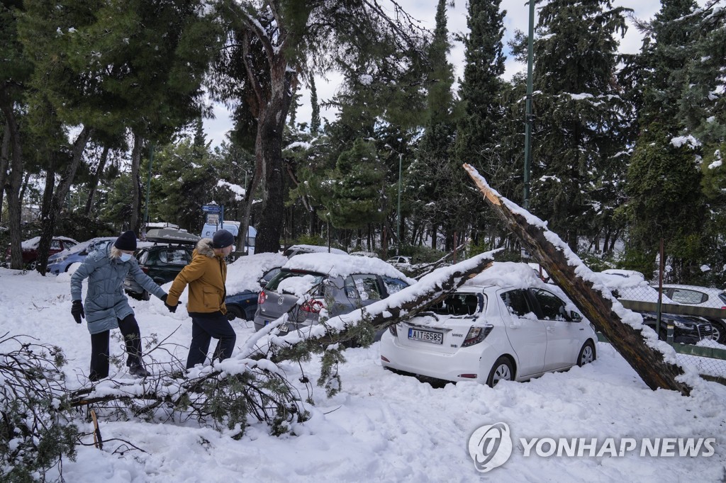 [월드&포토] 이례적 '눈폭탄'에 멈춰 선 그리스