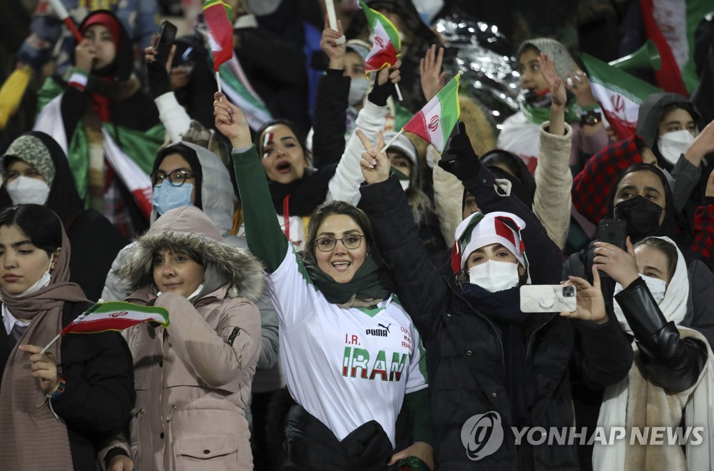 [월드&포토] 이란 축구팬들, 아시아 1호 월드컵 본선행에 들썩