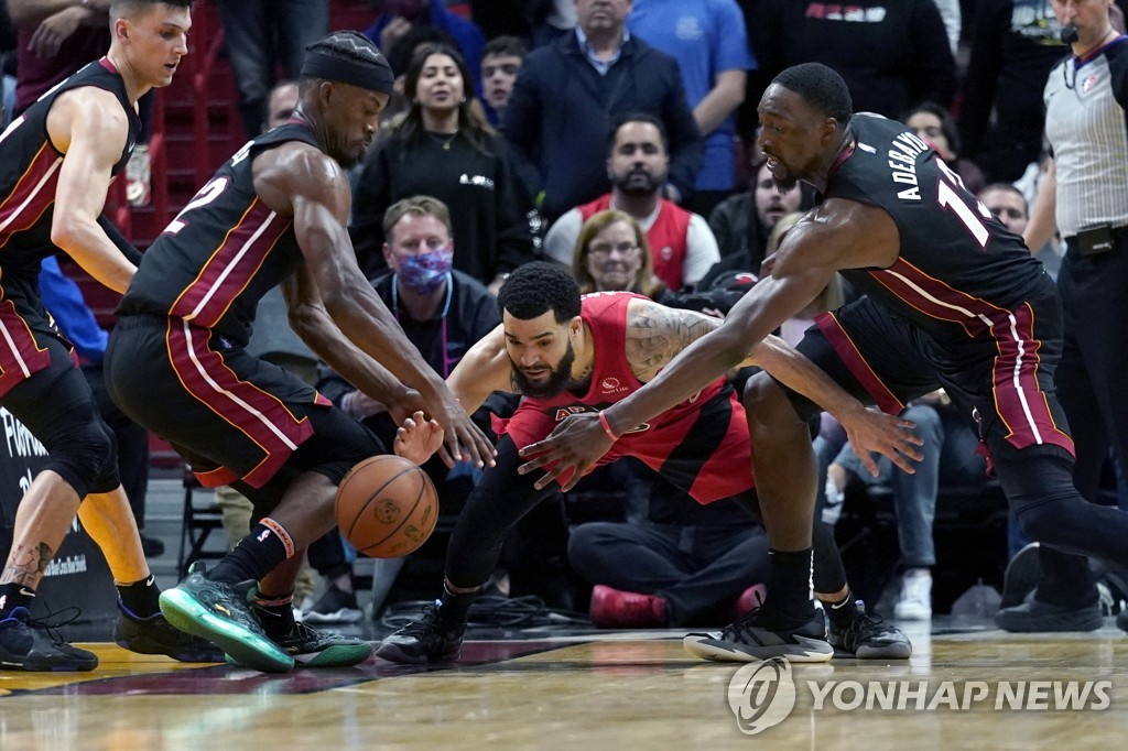 NBA 토론토, 3차 연장 끝 마이애미 4연승 저지