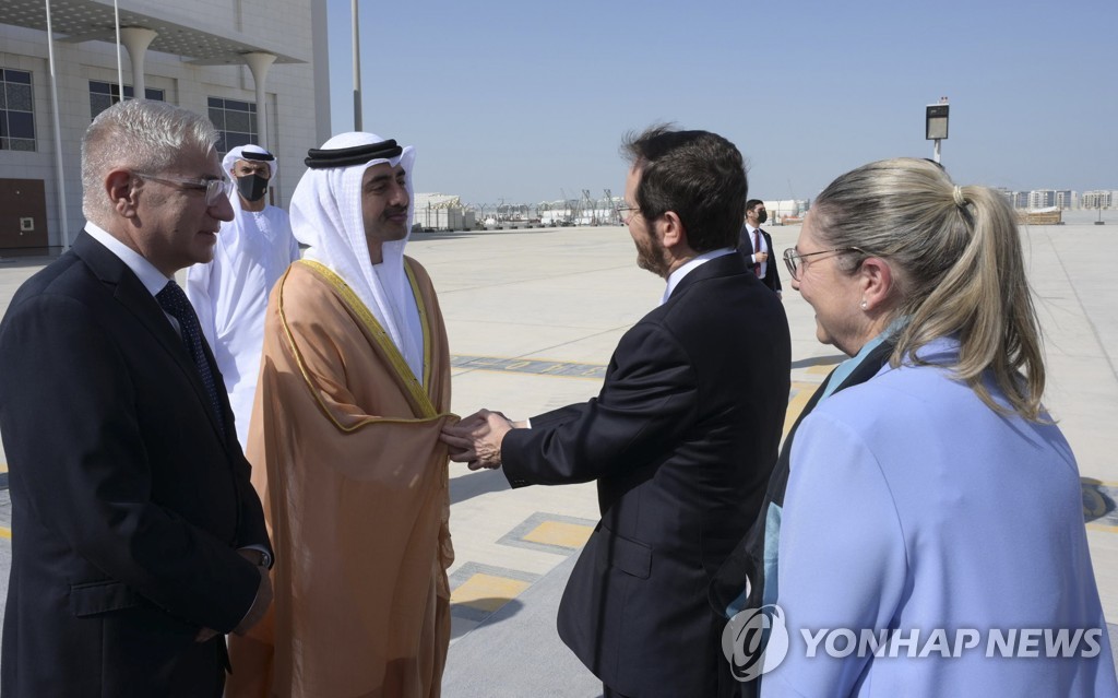 이스라엘 대통령, 처음 UAE 땅 밟아…"중동 안보 위해 협력"(종합2보)