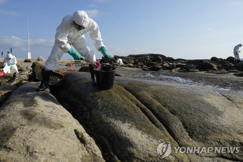 관광객도 줄었는데…태국 동부해안, 기름 유출에 '조마조마'