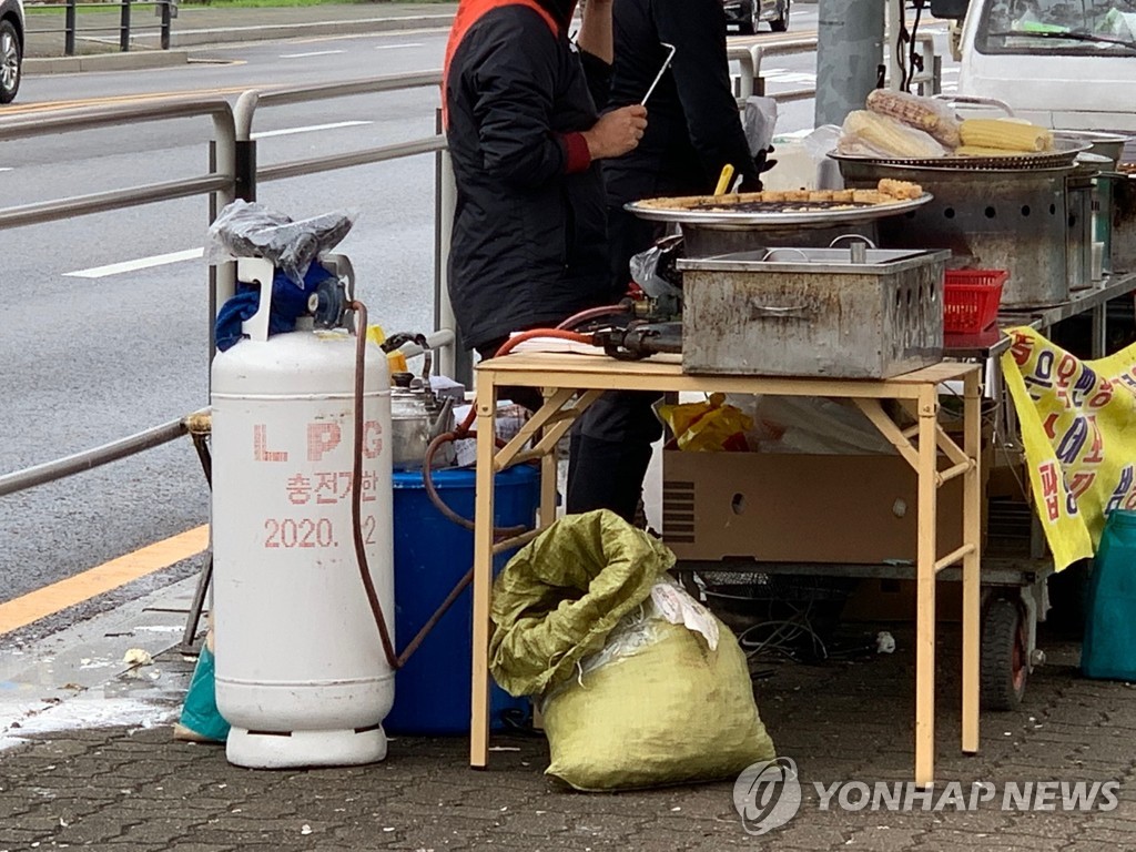 노점상단체 "벌금 아닌 세금 내고 싶다…경제주체로 인정해야"