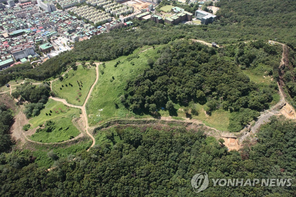 등산객에 이유없이 돌 던져 다치게 한 30대 검거