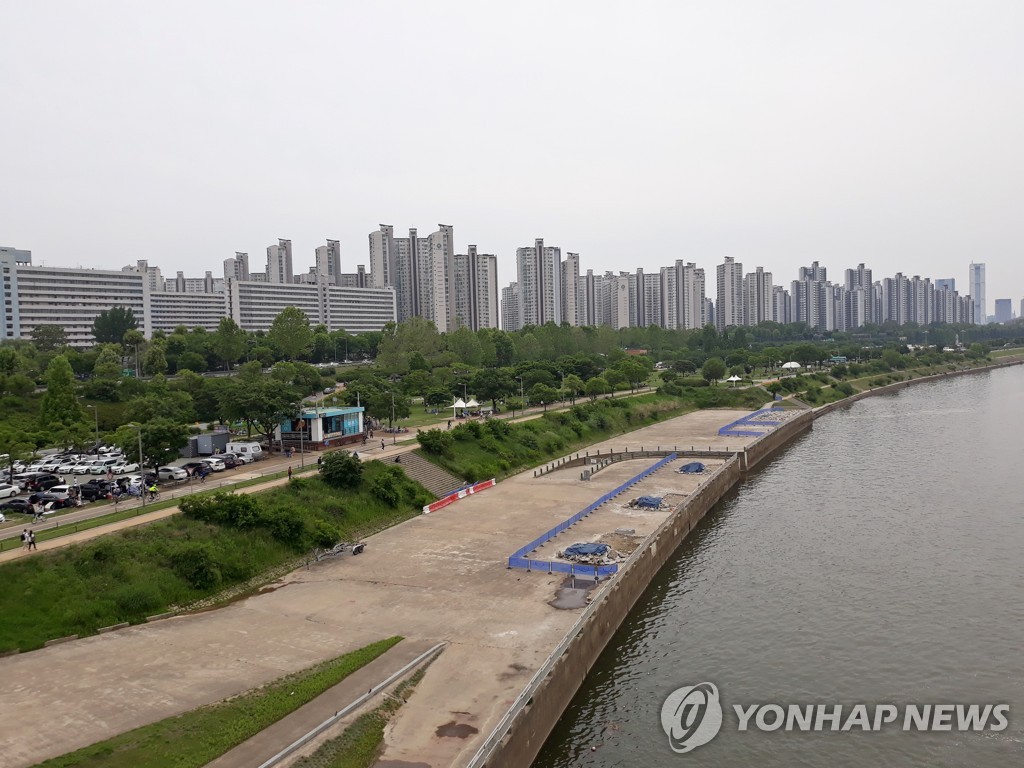 한강공원서 음주운전 차량 강에 빠져…운전자 헤엄쳐 나와