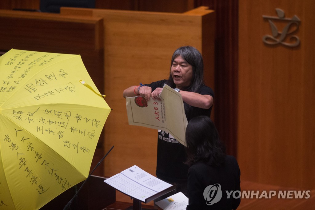 홍콩언론 폐간 도미노 속 친중진영 장악 홍콩의회 충성선서