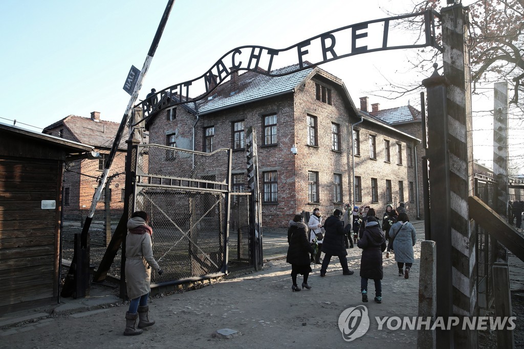 아우슈비츠 정문서 나치식 경례한 네덜란드 관광객 체포