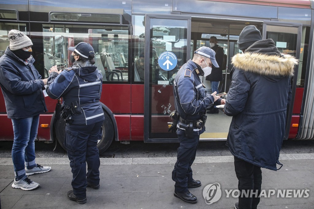 [르포] 로마 시내버스에 탄 경찰관 "백신패스 봅시다"