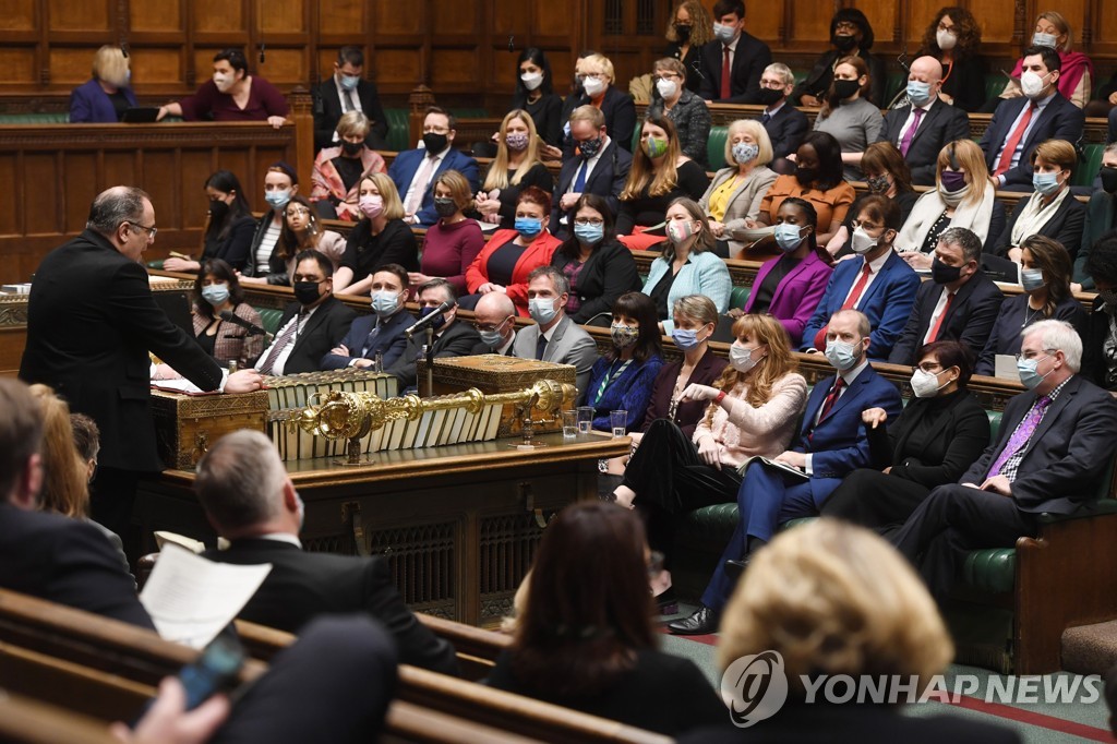 '내로남불' 파티로 영국 총리 정치생명 위기…"사임 여론 과반"