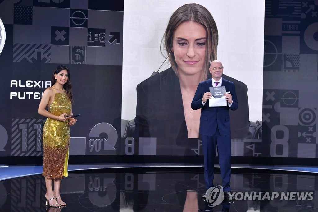 FIFA 올해의 선수에 레반도프스키…메시 따돌리고 2년 연속 수상