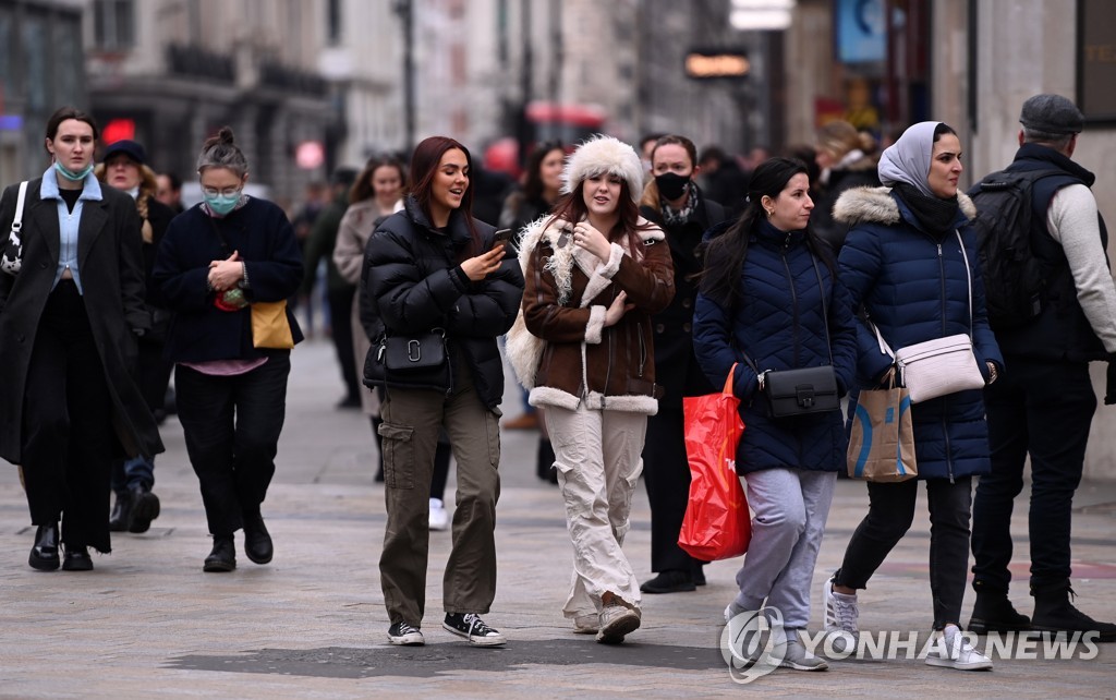 오미크론 먼저 휩쓴 미·유럽, 확진자 급증에 방역정책 전환