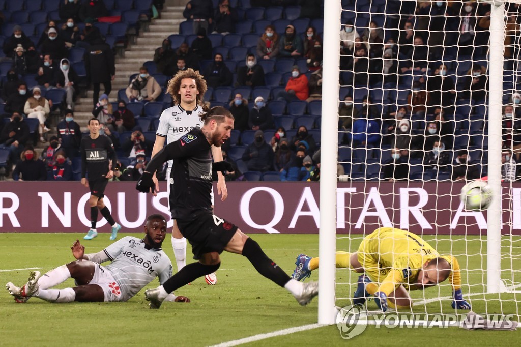 '메시 복귀' PSG, 리그 13경기 무패 선두 질주…라모스 골맛