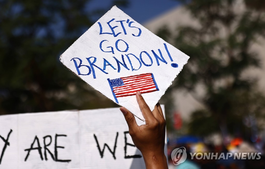 [바이든 1년] ② 팬데믹·물가에 발목 잡혀…여론은 "렛츠고 브랜든"