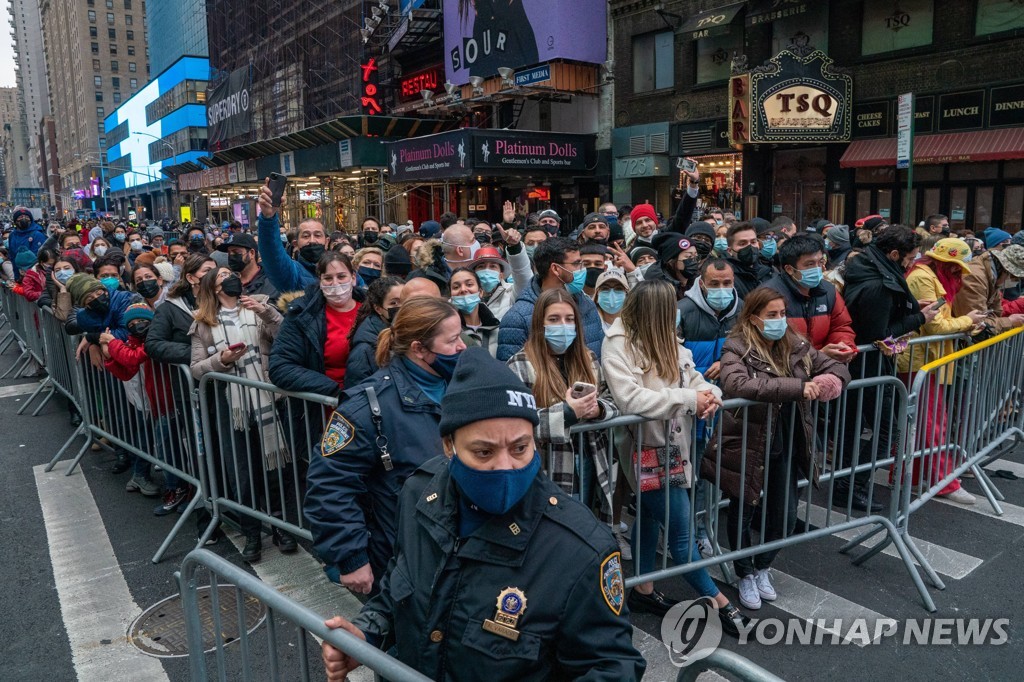 [르포] 2년만에 손님맞은 뉴욕 신년축제…오미크론에도 '북적'