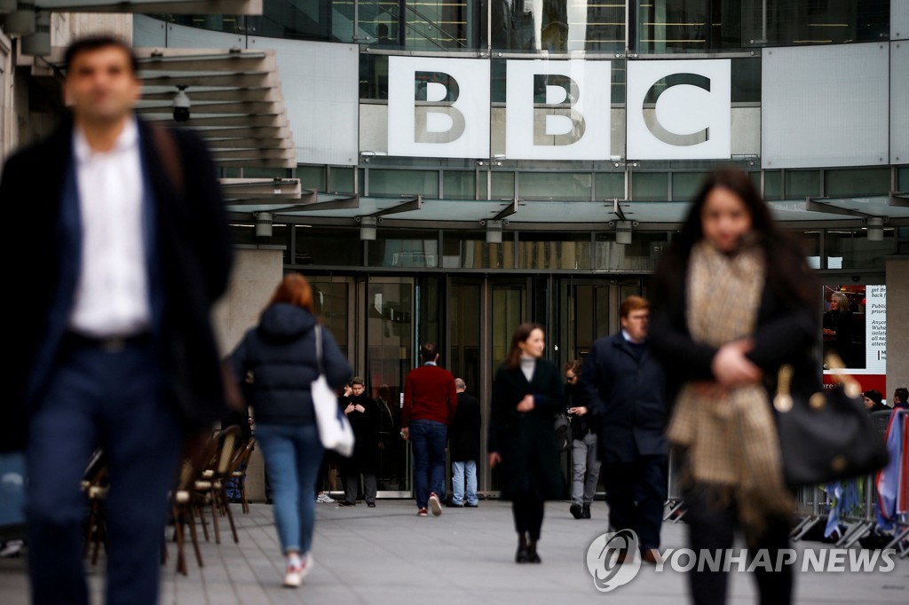 BBC 수신료 2년 동결 후 2028년 폐지설…"총리 위기극복용 카드"