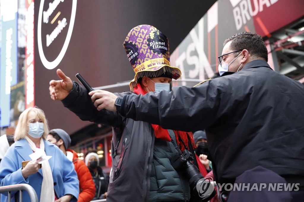 [르포] 2년만에 손님맞은 뉴욕 신년축제…오미크론에도 '북적'