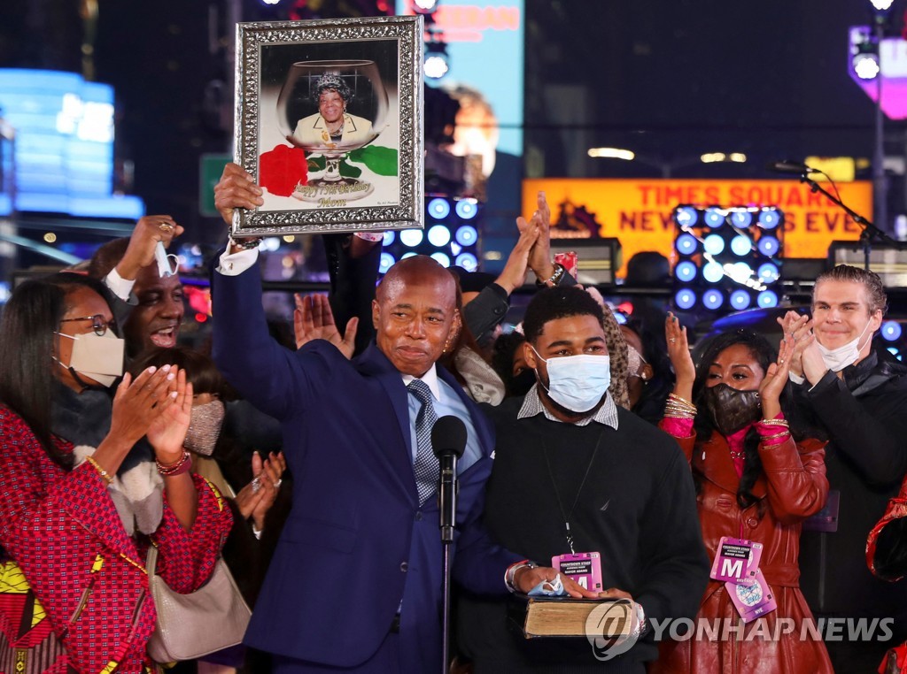 지하철타고 첫 출근한 새 뉴욕시장 "뉴욕이 코로나보다 강하다"