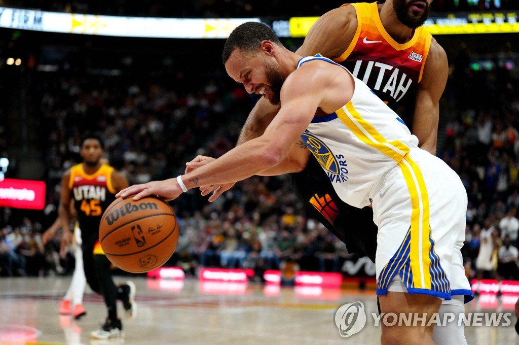 NBA 서부 선두 GSW, 3위 유타에 승리…커리 승리의 연속 5점