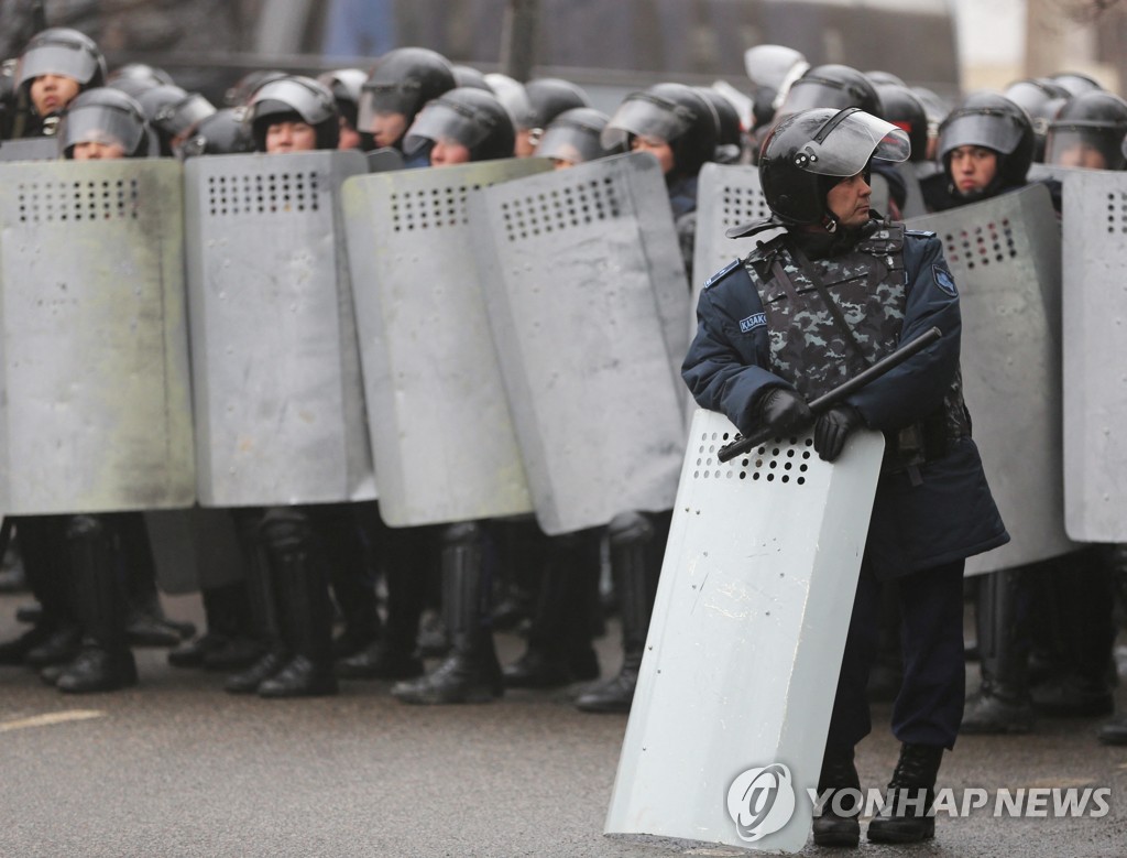 카자흐, 연료가 폭등 항의시위 확산…비상사태 선포, 내각 사퇴(종합)