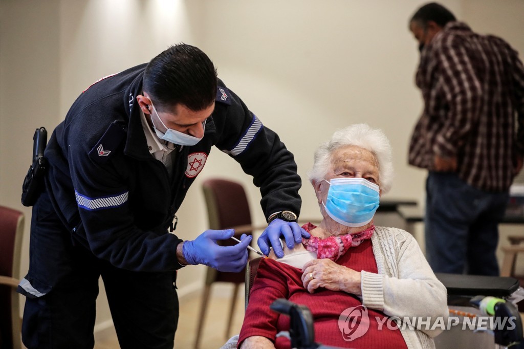 "화이자 백신 4차접종, 오미크론 감염예방 효과 제한적"