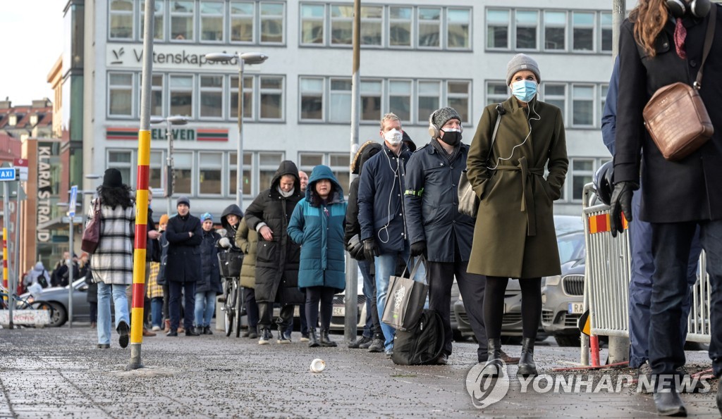 스웨덴, 핵심 부문 종사자 부족 방지 위해 격리 규정 완화