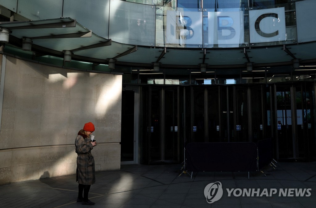 BBC 수신료 2년 동결, 폐지 논의 시작…휴 그랜트 등 반발