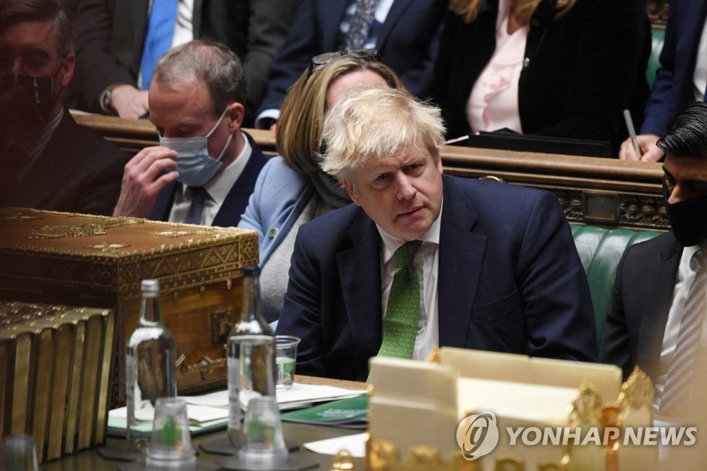 '방역규제 완화' 영국, 의료진 백신 의무접종 폐지도 저울질