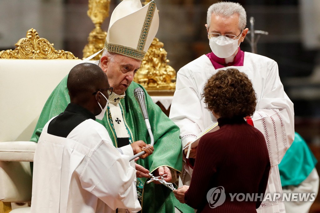 교황, 평신도에 사상 첫 직무 수여…한국 여성도 포함