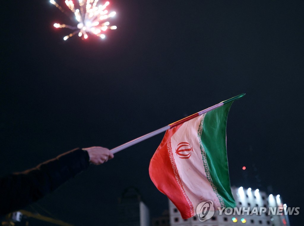 [월드&포토] 이란 축구팬들, 아시아 1호 월드컵 본선행에 들썩