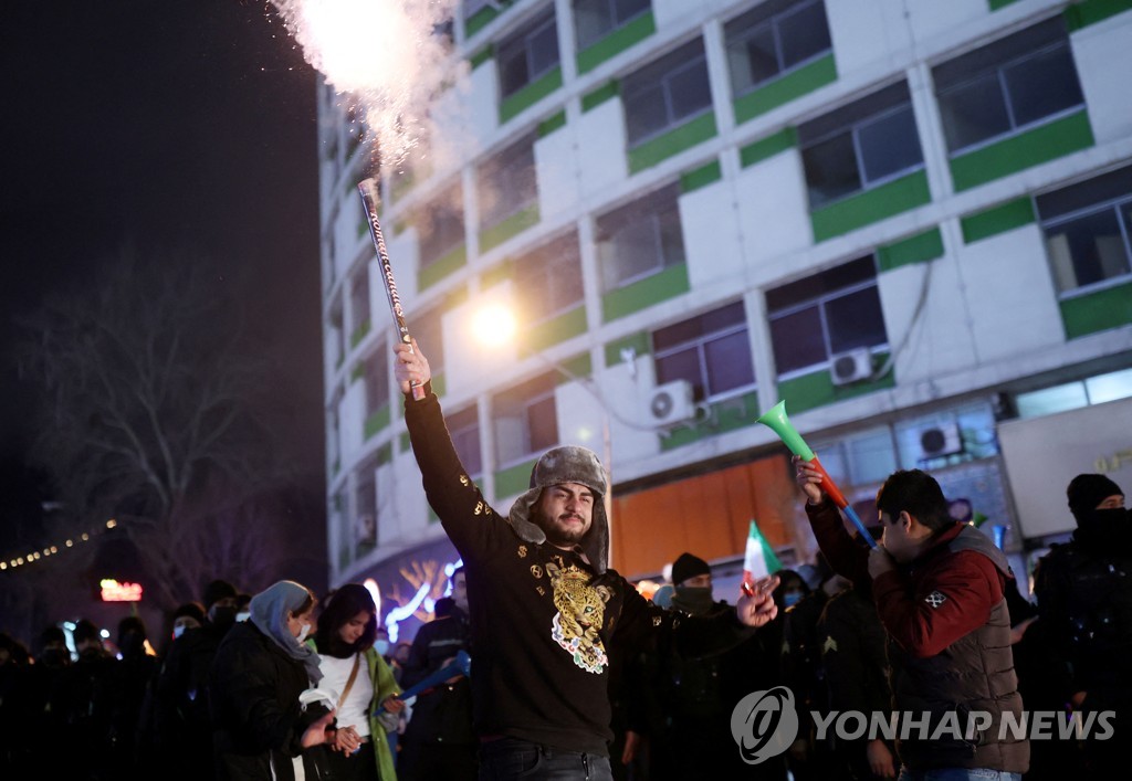 [월드&포토] 이란 축구팬들, 아시아 1호 월드컵 본선행에 들썩