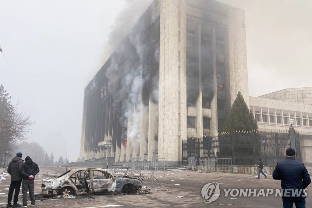 카자흐 시위 사상자 급증…"보안요원 18명, 시위대 수십명 사망"(종합2보)