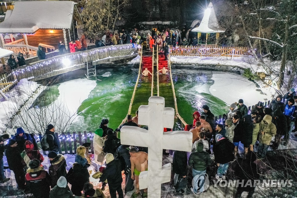 [월드&포토] -20℃ 얼음물 속에서의 신앙고백