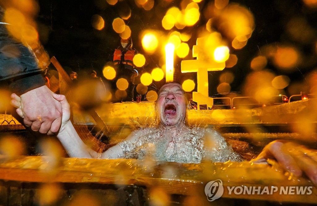 [월드&포토] -20℃ 얼음물 속에서의 신앙고백