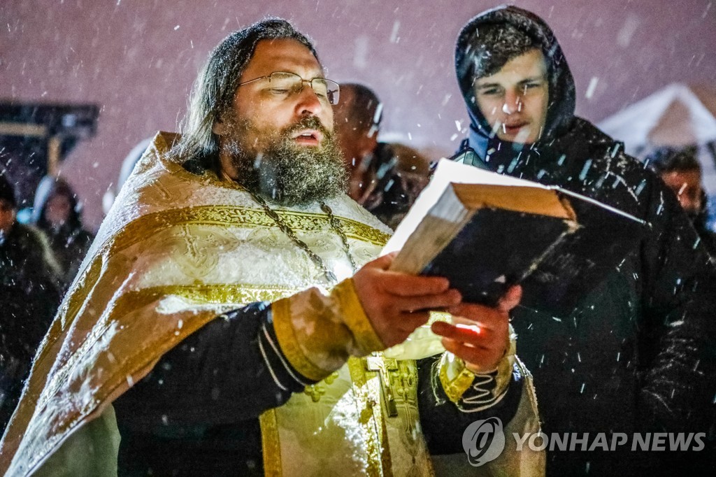 [월드&포토] -20℃ 얼음물 속에서의 신앙고백