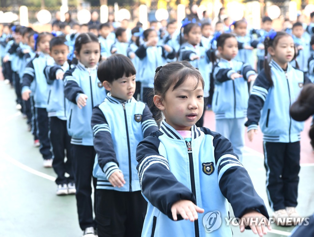 사교육 단속에 중국 학부모들 이민 고려…"상담 쇄도"